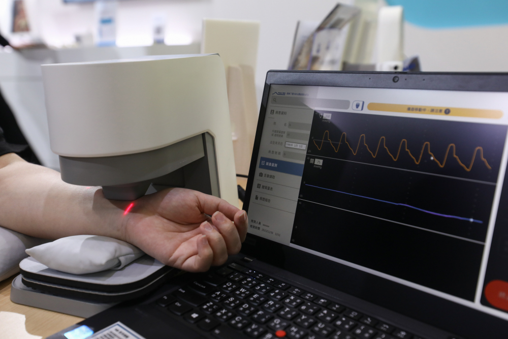 yl23411永利耘康脈象檢測系統透過電腦精準控制升降系統，還原中醫師三指把脈過程的舉、按、尋手法，將脈象感受轉化成數據，未來可結合大數據分析，實現智慧醫療及準確性